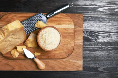 ahşap tahta üzerinde parmesan peyniri