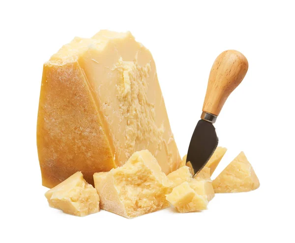 Beyaz izole parmesan peyniri — Stok fotoğraf