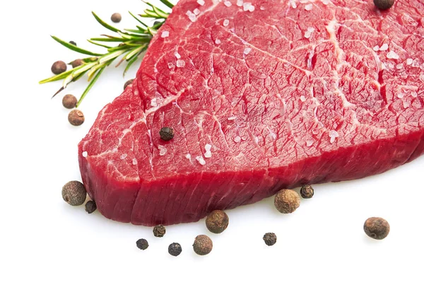 Carne crua fresca com especiarias — Fotografia de Stock
