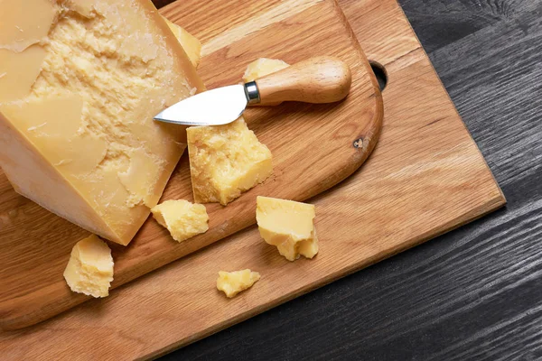 Parmezaanse kaas op hout — Stockfoto