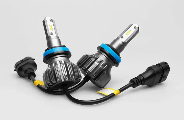 Ampoules LED pour voiture sur fond blanc — Photo