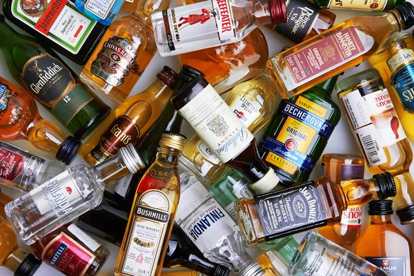 Set flessen met diverse alcoholische dranken — Stockfoto