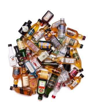 Çeşitli alkollü içecekler seti.