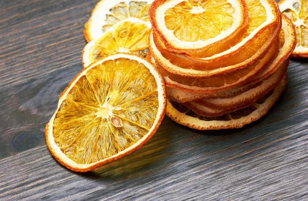 Сушеные Оранжевые Ломтики Деревянном Фоне — стоковое фото