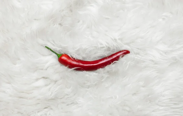 Κόκκινη Καυτερή Πιπεριά Τσίλι Φόντο Λευκής Γούνας — Φωτογραφία Αρχείου