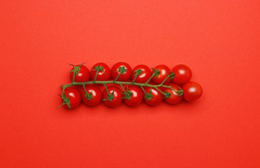 Kırmızı arkaplanda kiraz domatesleri