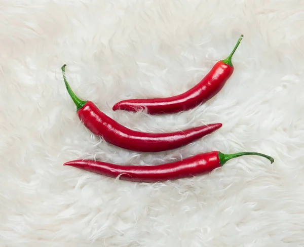 Red Hot Chilli Pepř Bílém Kožešinovém Pozadí — Stock fotografie