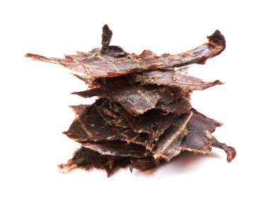 Beyaz arkaplanda izole edilmiş kurutulmuş et parçaları.