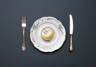 Tabaktaki teneke kutu, çatal bıçak takımı, gri arka plan