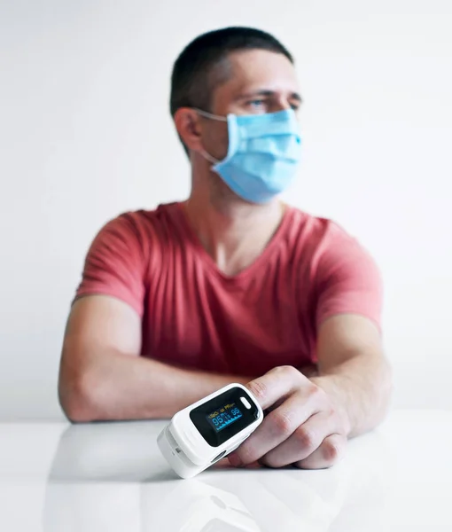Homem Máscara Médica Protetora Contra Vírus Infecções Com Oxímetro Pulso — Fotografia de Stock