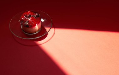 Kırmızı arkaplanda dutlu kek