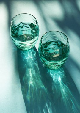 Bir bardak su ve mavi bir arka plan.