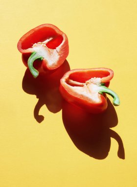 Sarı bir arka plan üzerine biber