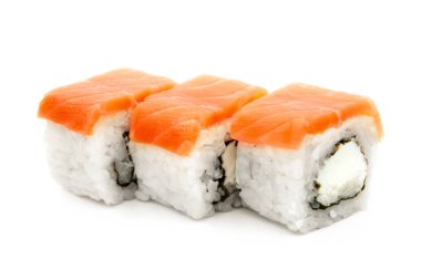 Beyaz arka plan üzerinde izole üç rulo maki sushi