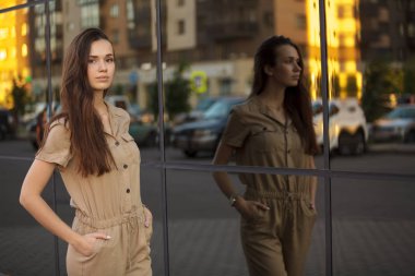 Şık bir kadının moda şehri portresi.