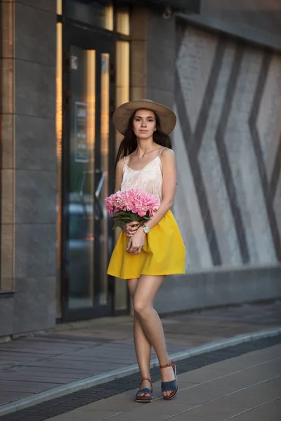 Hermosa Chica Morena Feliz Con Sombrero Falda Amarilla Con Ramo — Foto de Stock