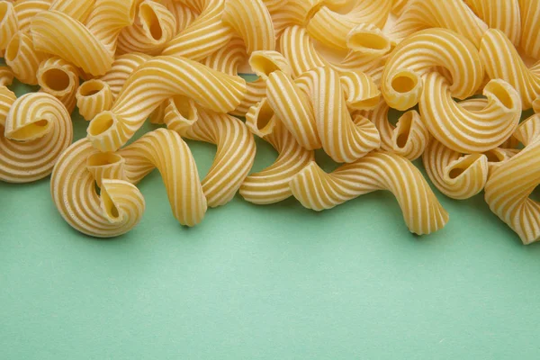 Pasta Penne Rigate Auf Blauem Hintergrund Rohstoff Zum Kochen — Stockfoto