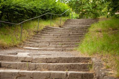 Manzaraya açılan eski bir taş merdiven..