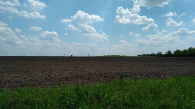 Haziran 'ın güneşli bir gününde kırsalda sürülen tarlalar