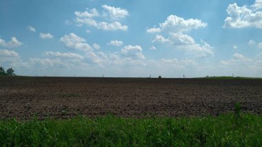 Haziran 'ın güneşli bir gününde kırsalda sürülen tarlalar