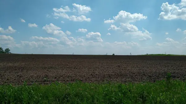 Haziran 'ın güneşli bir gününde kırsalda sürülen tarlalar