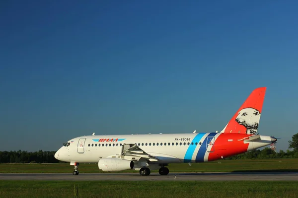 Nowosybirsk Lipca Suchoj Superjet 100 Ssj100 89086 Yamal Airlines Drodze — Zdjęcie stockowe