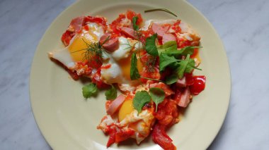 Mobilestock. Continental kahvaltı yumurta, domates ve sosis.