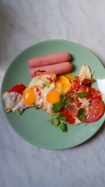 Mobilestock Desayuno Continental Con Huevos Tomate Salchichas — Foto de Stock