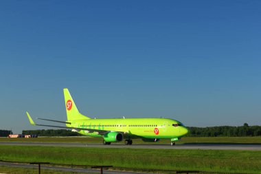 Novosibirsk - Temmuz 09: Boeing 737-800 Novosibirsk Tolmachevo havaalanında Taksilemek S7 Airlines. 09 Temmuz 2018 Novosibirsk Rusya'da
