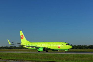 Novosibirsk - Temmuz 09: Boeing 737-800 Novosibirsk Tolmachevo havaalanında Taksilemek S7 Airlines. 09 Temmuz 2018 Novosibirsk Rusya'da