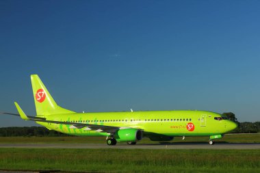 Novosibirsk - Temmuz 09: Boeing 737-800 Novosibirsk Tolmachevo havaalanında Taksilemek S7 Airlines. 09 Temmuz 2018 Novosibirsk Rusya'da
