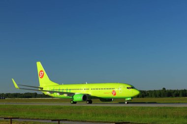 Novosibirsk - Temmuz 09: Boeing 737-800 Novosibirsk Tolmachevo havaalanında Taksilemek S7 Airlines. 09 Temmuz 2018 Novosibirsk Rusya'da
