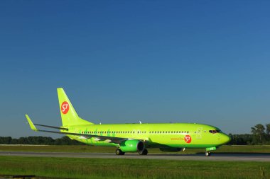 Novosibirsk - Temmuz 09: Boeing 737-800 Novosibirsk Tolmachevo havaalanında Taksilemek S7 Airlines. 09 Temmuz 2018 Novosibirsk Rusya'da