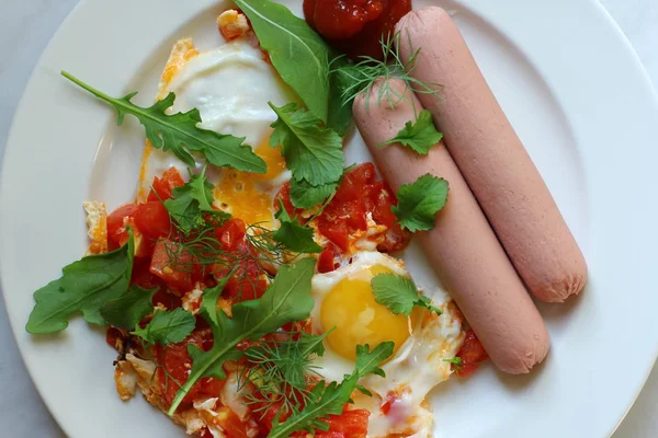 Embutidos Huevos Hierbas Verdes Desayuno Continental Con Huevos — Foto de Stock