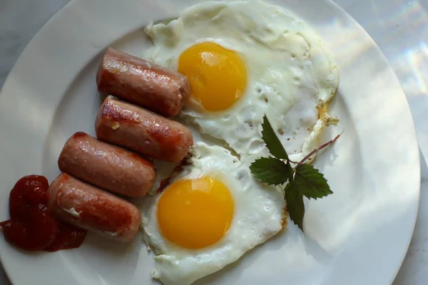 Embutidos Huevos Hierbas Verdes Desayuno Continental Con Huevos — Foto de Stock