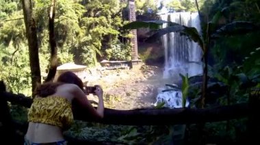 Baraj Bri, Vietnam - 05 Aralık 2018: Lam Dong ili Dambri şelaleler. Turist izle yüksek şelale orman içinde. Bao Loc, Vietnam