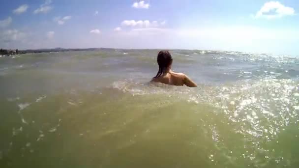 Femmes Sautant Dans Les Vagues Océan — Video