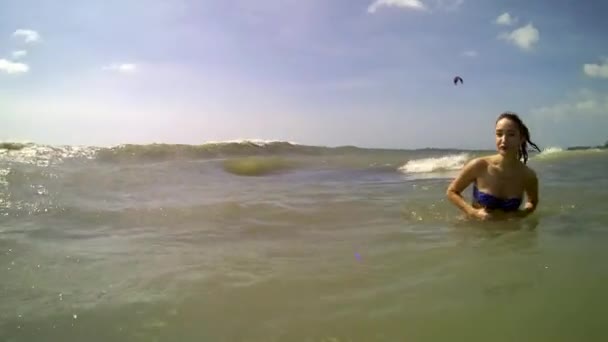 Frauen Springen Ozeanwellen — Stockvideo