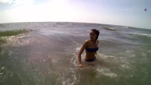 Femmes Sautant Dans Les Vagues Océan — Video