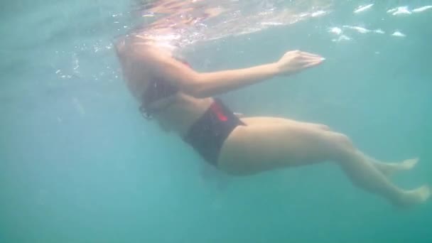 海の波でジャンプ女性 — ストック動画
