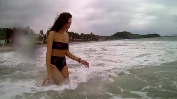 Kobiety Skoki Fale Oceanu — Wideo stockowe