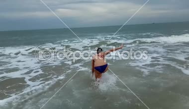 Okyanus dalgaları atlama kadınlar. 