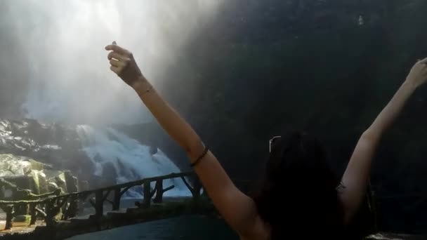 Jonge Vrouw Ontspannen Waterval Dambri Vietnam — Stockvideo