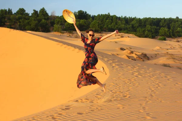 Asiatische Frau Fuß Und Genießen Sanddüne — Stockfoto