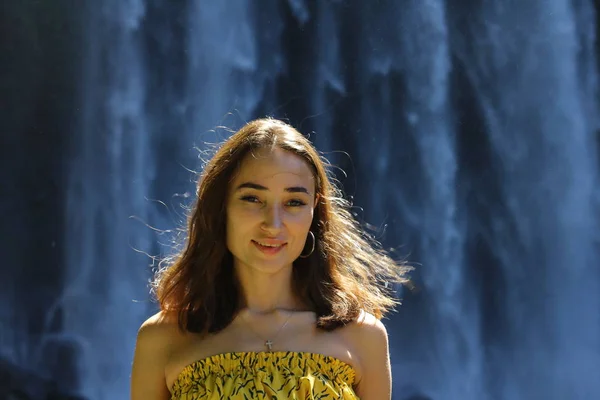 Junge Glückliche Mädchen Genießen Einen Blick Auf Wasserfall Junge Glückliche — Stockfoto