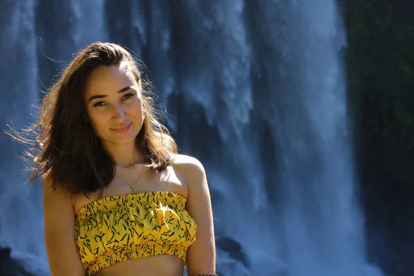 Junge Glückliche Mädchen Genießen Einen Blick Auf Wasserfall Junge Glückliche — Stockfoto
