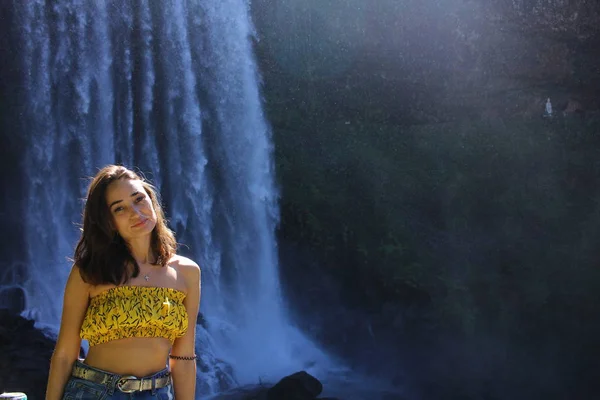 Jovem Menina Feliz Desfrutar Olhar Sobre Cachoeira Jovem Mulher Feliz — Fotografia de Stock