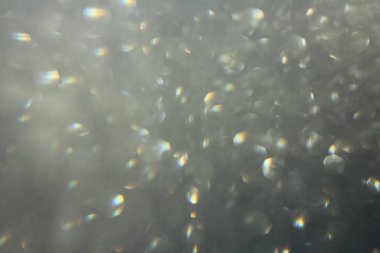 Donmuş pencere. Güneş ışığında pırıl pırıl Bokeh.