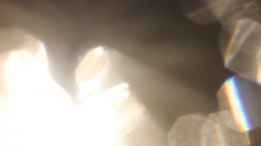 Arka plan - açık renk yanıp söner ve siyahta ışınları. Mercek parlaması. Doku katmanının içinde senin tasarı olarak kullanmak için. 