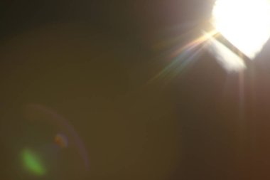 Arka plan. Siyah arka plan üzerine güneş ışınları. Işınları ile flare.